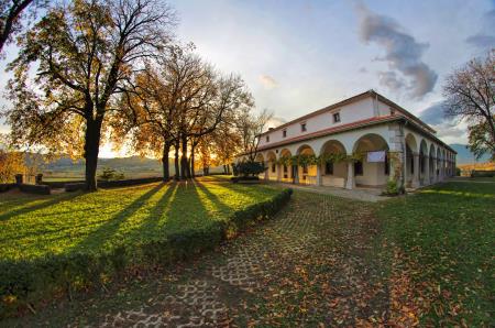 Na fotografiji je dvorec Zemono v času sončnega zahoda